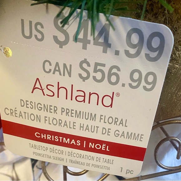 Nwt….table arrangement …. In gold sleigh….beautiful piece!!! - Picture 2 of 7